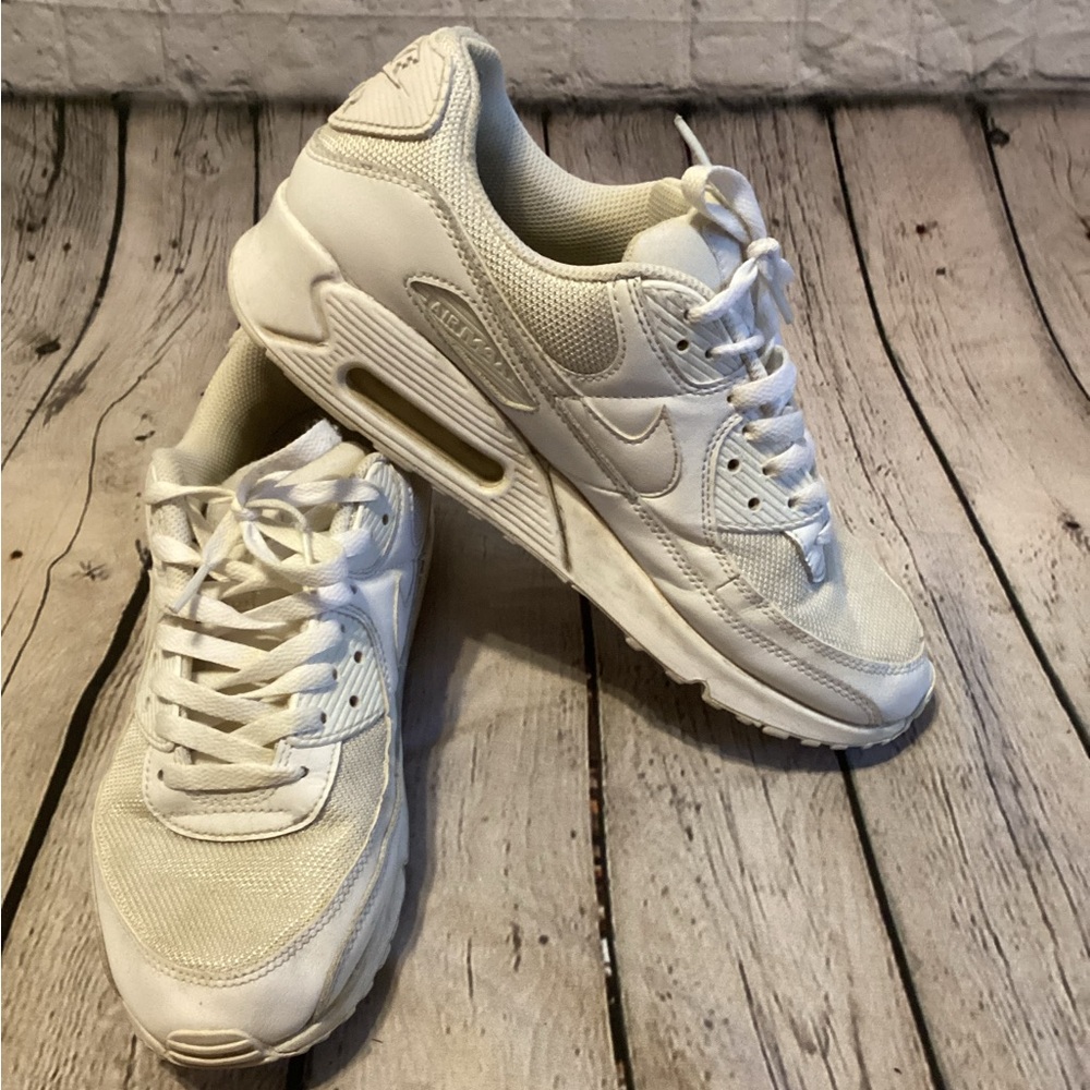 White Nike Air Max 9